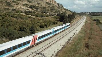 pasajero tren corriendo en pistas cerca el campos 4k antecedentes video