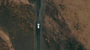 voiture conduite seul vers le bas un vide route 4k Contexte video