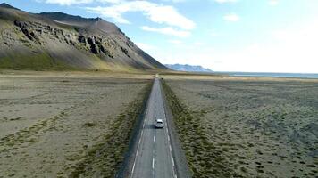 Auto Fahren auf ein leeren Straße im das Landschaft 4k Hintergrund video