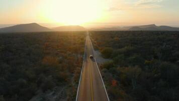 paysage avec une route à le coucher du soleil 4k Contexte video