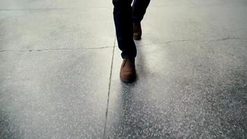 ben av en man gående på de gata 4k bakgrund video