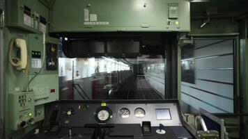 dentro un' posteriore controllo cabina di un' metropolitana treno 4k sfondo video