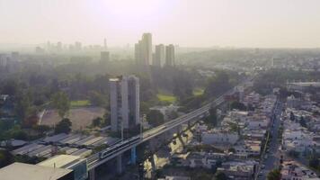 aéreo panorama do uma grande cidade com uma parque e uma trem 4k fundo video
