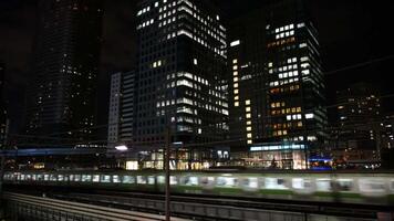 vol schot van een trein in tokyo nacht 4k achtergrond video
