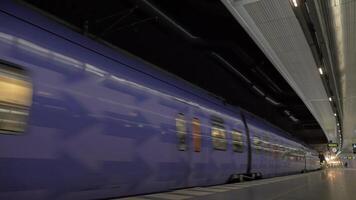 Purper metro trein weggaan 4k achtergrond video