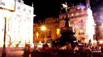 Monumento en un plaza a noche 4k antecedentes video