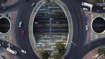 Stadt der Verkehr gehen um ein Kreisel von über 4k Hintergrund video