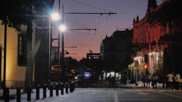 ciudad calle con trolebús a noche4k antecedentes video