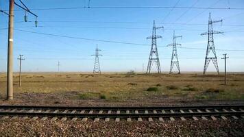 elektrisk torn från en tåg i rörelse 4k bakgrund video