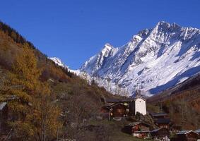 a mountain range photo