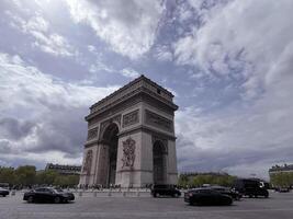 triunfal arco en París capital de Francia, famoso turista atracción en nublado día, Monumento a glorificar Napoleón victoria, nacional herencia, arco Delaware triunfo en Charles Delaware gaulle cuadrado, ciudad paisaje foto