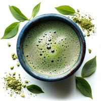 verde matcha té en taza aislado en blanco antecedentes. sano verde té en azul taza a promover mejor intestino salud foto