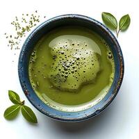 verde matcha té en taza aislado en blanco antecedentes. sano verde té en azul taza a promover mejor intestino salud foto