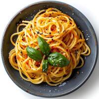 espaguetis milanés aislado en blanco antecedentes con sombra. espaguetis milanés en plato parte superior vista. italiano cocina foto