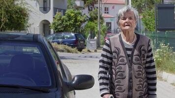 vieux femme est en marchant sur rue près une voiture video