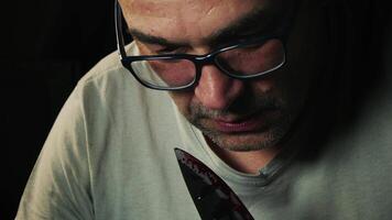psychopaat moordenaar met bloederig mes in hand- video