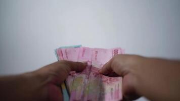 homem de negocios conta rupia dentro mãos. homem contando papel dinheiro. seletivo foco. video