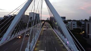 aéreo viaje encima un autopista en el ciudad 4k antecedentes video