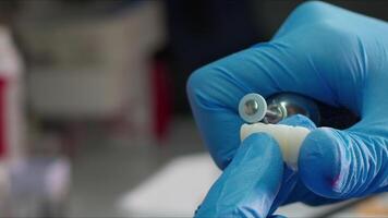 Zirkonium Porzellan und implantieren Studien im das Dental Labor video