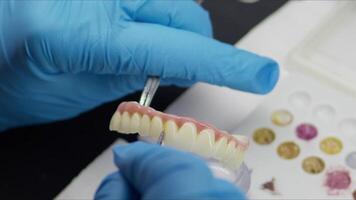 zirkonium porslin och implantera studier i de dental laboratorium video