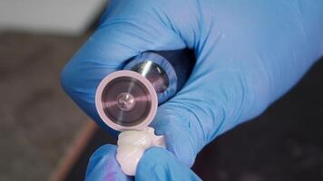 zirkonium porslin och implantera studier i de dental laboratorium video