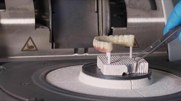 zirconio porcellana e impiantare studi nel il dentale laboratorio video