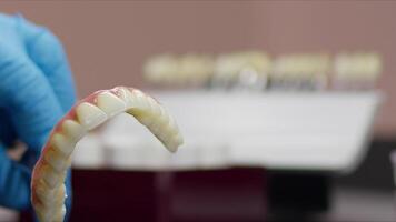 zirkonium porselein en implantaat studies in de tandheelkundig laboratorium video
