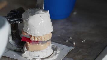 zirconium porcelaine et implant études dans le dentaire laboratoire video