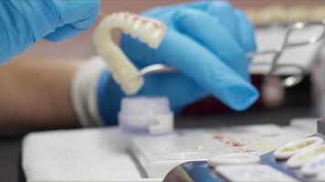 zircônio porcelana e implantar estudos dentro a dental laboratório video