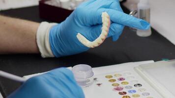 zircônio porcelana e implantar estudos dentro a dental laboratório video