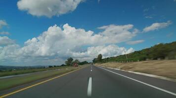 Punkt von Aussicht Reisen ein Autobahn im ein Auto schnell 4k Hintergrund video