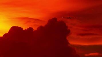 Flugzeug fliegend im ein rot wolkig Himmel 4k Hintergrund video
