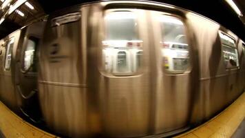 metrô trem deixando a estação 4k fundo video