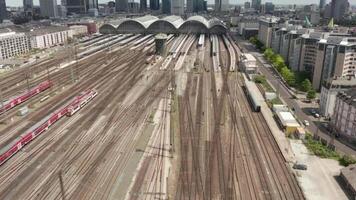 Zug Bahnhof im das Stadt von Frankfurt im Deutschland 4k Hintergrund video