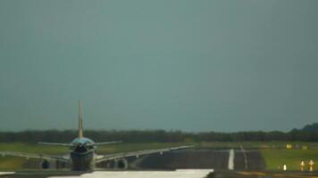 Flugzeug nehmen aus das Spur 4k Hintergrund video