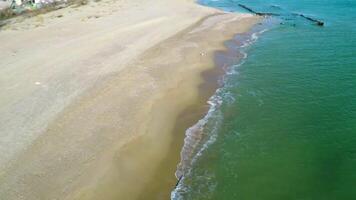 Flug Über ein sandig Strand 4k Hintergrund video