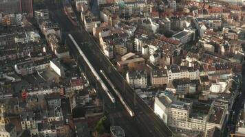 passageiro trens dentro a meio do uma europeu cidade 4k fundo video