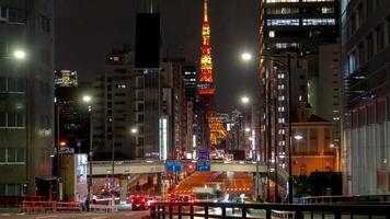 tokio noche calle con rápido tráfico y torre 4k antecedentes video