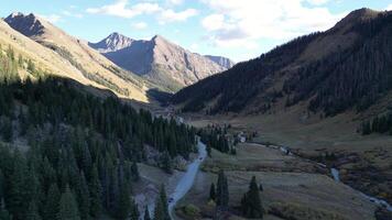 majestätisch Berg Senke mit Fluss im Silberton, Colorado video