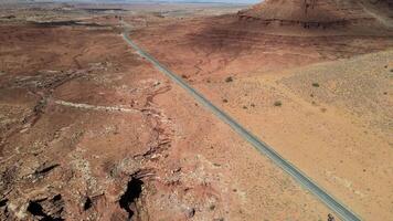 aéreo ver de un Desierto la carretera en Monumento valle, Utah video