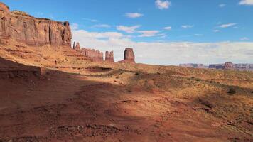 aéreo Visão do deserto panorama com montanhas e pedras video