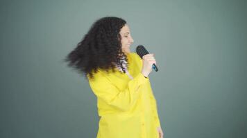 el joven mujer es cantando. video