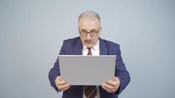 zakenman op zoek Bij laptop krijgen gefrustreerd. verdrietig en hulpeloos. video