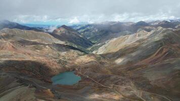 majestuoso montaña Valle con río en plata, Colorado video