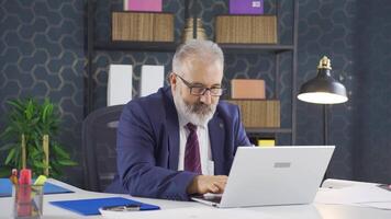 homem de negocios definidor trabalho é feliz e pacífico. video