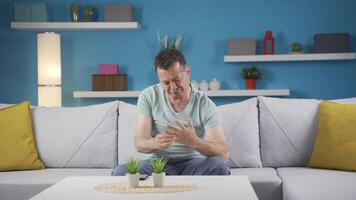 homem com família problemas. video