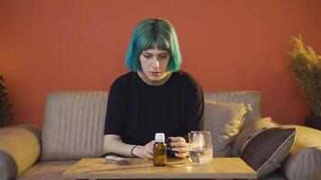 a jovem mulher quem parece às a pílulas dentro dela mão e é indo para comprometer suicídio. video