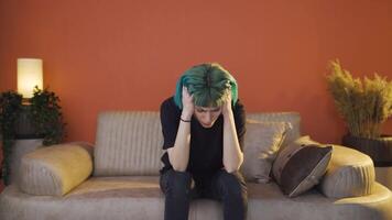 verzweifelt jung Frau mit ihr Hände auf ihr Kopf. deprimiert. video