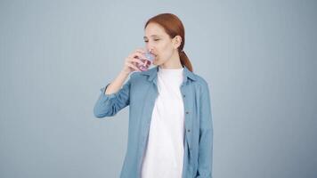 de vrouw wie drankjes water Bij regelmatig intervallen. de vrouw zoekt genezing. video