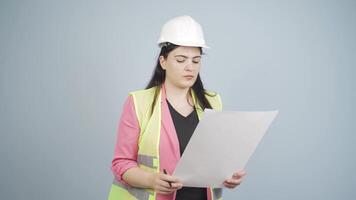 de ingenieur aan het kijken de bouw is attent. video